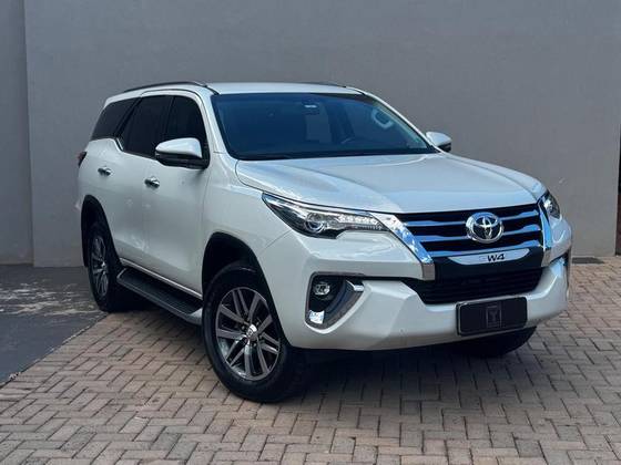 TOYOTA HILUX SW4 2.8 SRX 4X4 7 LUGARES 16V TURBO INTERCOOLER DIESEL 4P AUTOMÁTICO